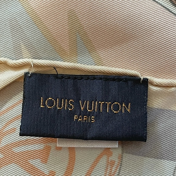Louis Vuitton silk scarf in light pink - Picture 3 of 8